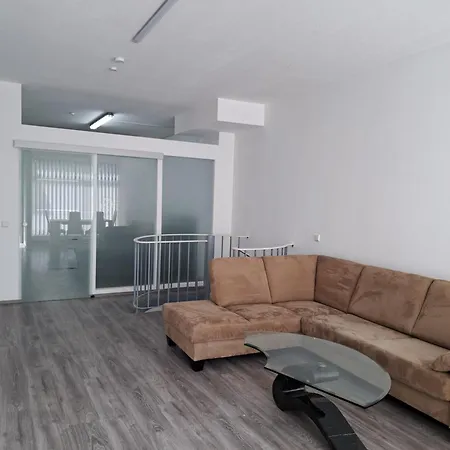 Ideal Fuer Singles Oder Paare Komplett Moebliert Einbaukueche 20 Qm Terrasse